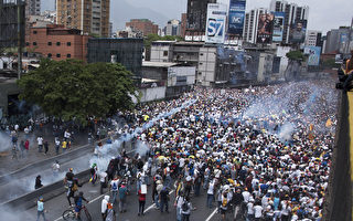 委內瑞拉陷入了政治和經濟混亂。圖為今年4月，委內瑞拉人民要求總統馬杜洛下台的大規模抗議遊行。(CARLOS BECERRA/AFP)