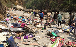 2017年4月19日，印度一輛私營巴士，墜入喜馬拉雅山區河谷中，已有45人死亡。(STR/AFP)