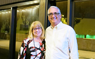 電力公司高管Kimberly Scherer和牧師丈夫Ken Scherer觀看了神韻國際藝術團在4月21日晚於長灘市露台劇院（Terrace Theater）的演出，為自己慶祝生日。（李旭生／大紀元）