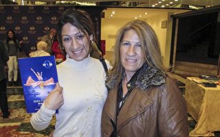 生物化学家梅利萨·塞达（Melisa Cerdá）和母亲于2017年4月22日下午在阿根廷首都布宜诺斯的歌剧院观看神韵演出。（Bowen Xiao/大纪元）