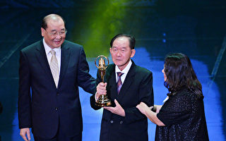 李季準（中）2015年獲頒第50屆廣播金鐘獎特別貢獻獎，他與女兒（右）上台領獎。（中視提供）