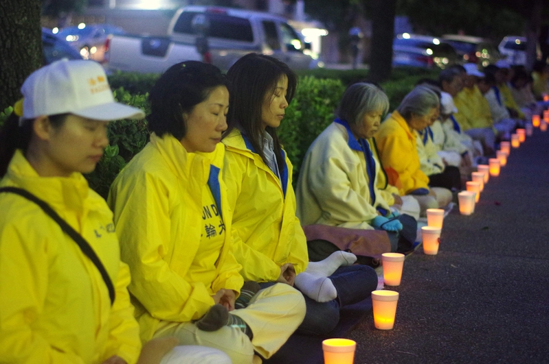 4月25日,洛杉磯部分法輪功學員在中領館前舉行燭光夜悼,紀念1999年「四二五」中南海萬人和平上訪18周年,呼籲法辦江澤民、停止迫害法輪功。(劉菲/大紀元)