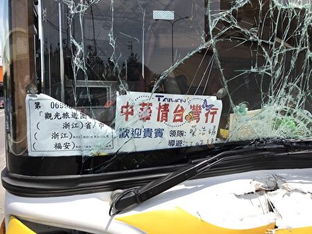 浙江陸客團遊覽車遊台撞安全島 6人輕傷