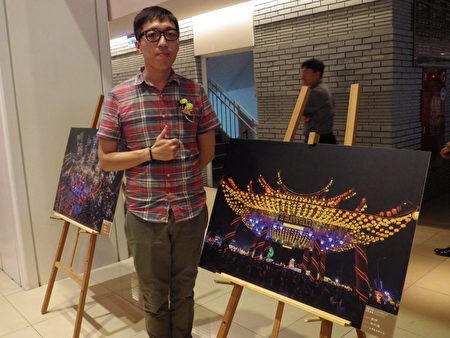 银奖得主吴玓璠与他得奖作品“台湾灯会欢迎您”。（廖素贞／大纪元）