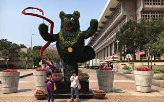 台北市工務局為宣傳世大運，在台北車站站前廣場設置高2.7公尺的彩帶熊綠雕，讓外國遊客了解世大運主辦城市就在這裡。（北市工務局提供）