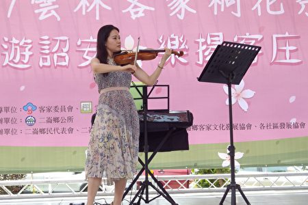 黃瓊瑩老師一曲台語老歌「鼓聲若起」引起很大回響。（廖素貞／大紀元）