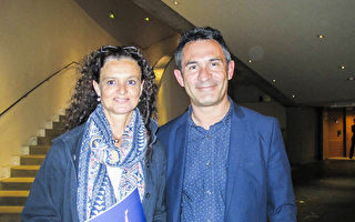Patrice Bellier先生和妻子Marie-Anne Bellier观看了神韵世界艺术团今年在法国南特的第三场演出。（麦蕾／大纪元）