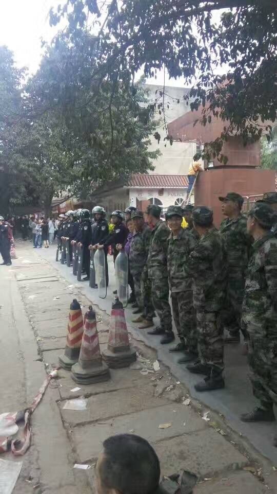劉永貴4月3日到太伏鎮拍到的滿街警察。(受訪者提供)