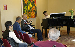 钢琴家叶锦东为耆老演奏，其左为艺术家李甘。(廖述祥/大纪元)
