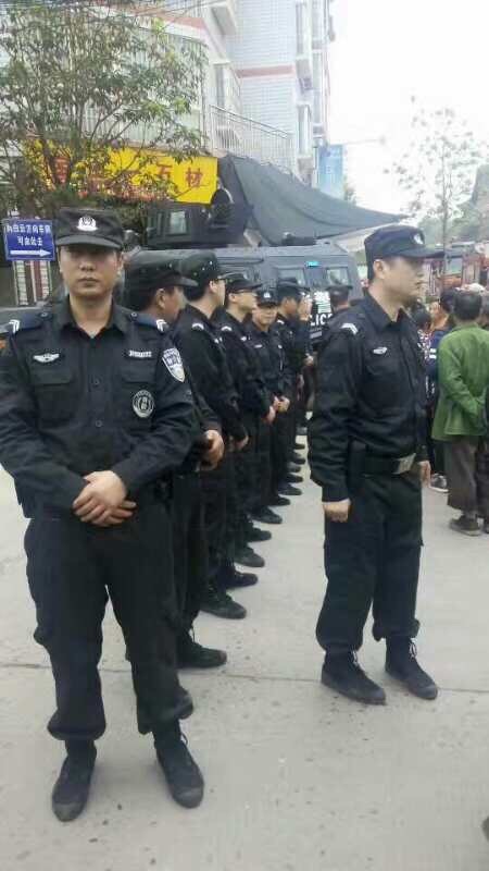 劉永貴4月3日到太伏鎮拍到的滿街警察。(受訪者提供)
