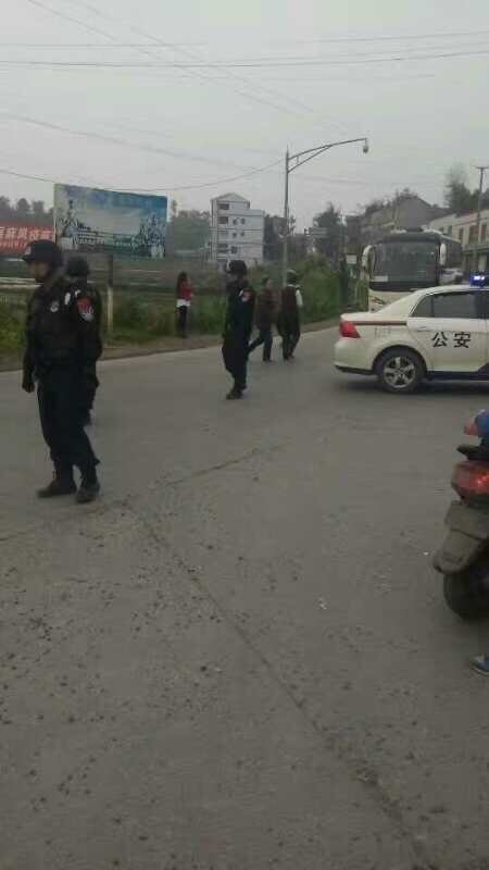 劉永貴4月3日到太伏鎮拍到的滿街警察。(受訪者提供)