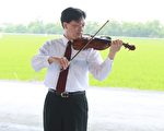 国家交响乐团副首席邓皓敦在记者会中特别演奏帕格尼尼《第24号随想曲》，为水田音乐会暖身。（曾汉东／大纪元）