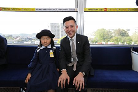 林智堅遇到下課自己搭車回家的日本小學生。（新竹市府提供）