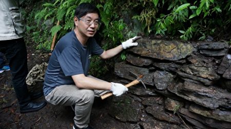 林華慶局長在手作步道講師的指導下親自和步道志工協力修復砌石駁坎。（羅東林管處提供） 