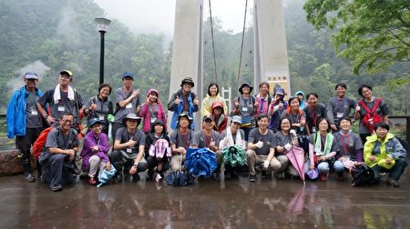 雖遇大雨，林華慶局長仍親自到鳩之澤與24名步道志工打氣與鼓勵。（羅東林管處提供） 