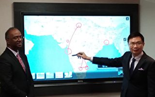 贸协董事长黄志芳（右）在电子萤幕上解说贸协在印度的布局。（郭曜荣／大纪元）