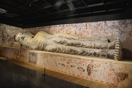 敦煌第158窟13公尺的涅槃佛像，整體形雕深刻表現佛陀「寂滅為樂」的境界。（賴瑞/大紀元）