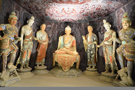 45窟的佛龕彩塑，生動地刻雕佛陀的莊嚴、弟子的謙恭、菩薩的柔媚與天王的威嚴。（賴瑞/大紀元）