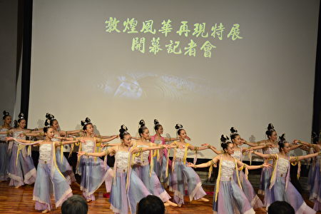 文華高中舞蹈班以敦煌「飛天」舞姿，為特展掀開序曲。（賴瑞/大紀元）