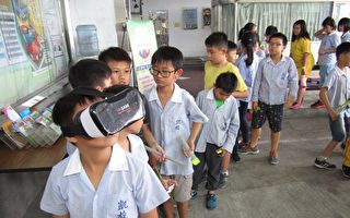 苓雅监理站25日为凯旋国小学童准备VR实境，体验大车内轮差造成脚踏车意外，让学童更重视交通安全。（高雄苓雅监理站提供）