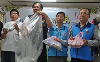花莲县环保局长饶忠（左2）等人宣导使用半透明垃圾袋为减轻垃圾载运量。（詹亦菱／大纪元）