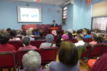 康奈尔医学院内科助理教授包程熹11日在中华公所举办讲座，教大家预防脑部老化。