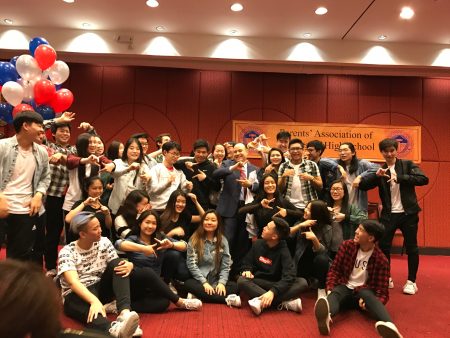 纽约明星高中——史岱文森高中筹款晚宴，场面热闹，校长上台与学生互动。