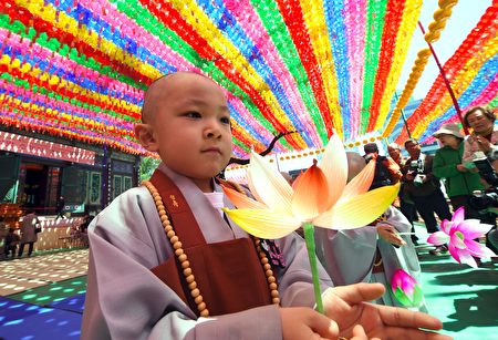 曹溪寺的可爱小和尚。（JUNG YEON-JE/AFP/Getty Images） 