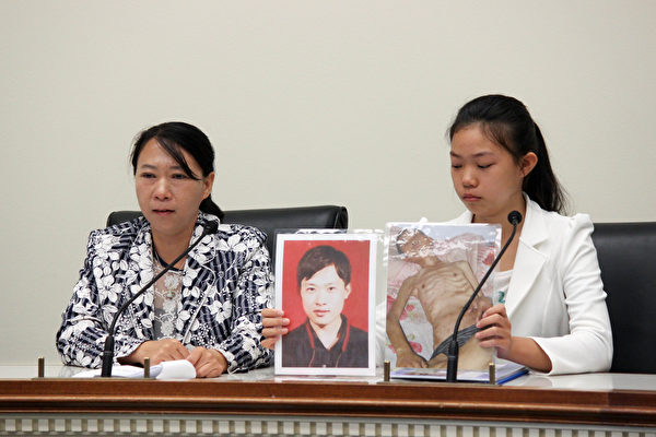 迟丽华（左）和女儿徐鑫洋（右）展示丈夫徐大为入狱前后的对比照片。（石青云／大纪元）