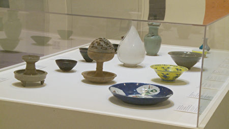 东洛杉矶学院Vincent Price艺术博物馆展示现场陶瓷。（杨阳／大纪元）