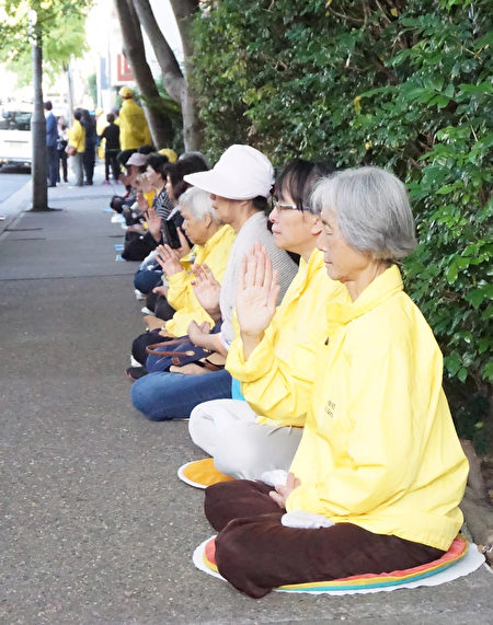悉尼法轮功学员在中国驻悉尼领事馆前请愿，呼吁释放三月份在陕西省被绑架的六十多名法轮功学员。（燕楠/大纪元）