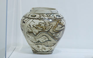 元朝時期中國製造的磁州窯雲龍紋瓶。（楊陽／大紀元）