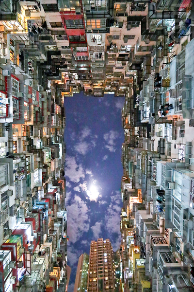 位于香港鲗鱼涌的“怪兽大厦”，曾被《变形金刚》和《攻壳机动队》等好莱坞影片取景拍摄。（余钢/大纪元）