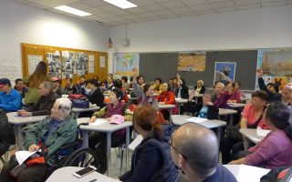 数十名华裔老人昨日参加州参议员史葛静的社区大会，在分组讨论时积极建言。 (蔡溶／大纪元)