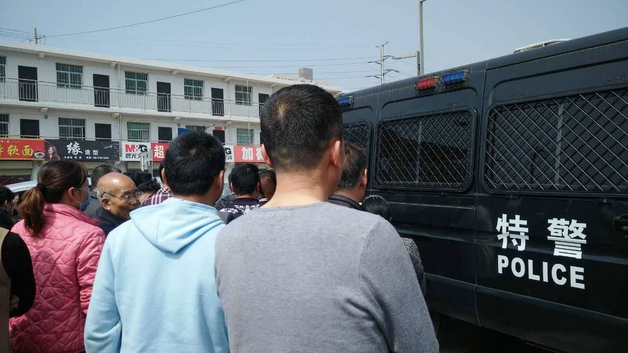 大批警力,有武警、综合执法、119都集结在这里。(村民提供)
