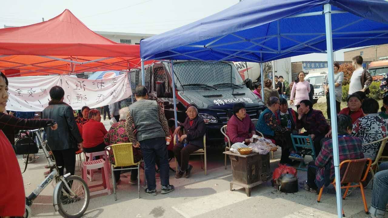保卫家园的村民,无声的抗议。(村民提供)