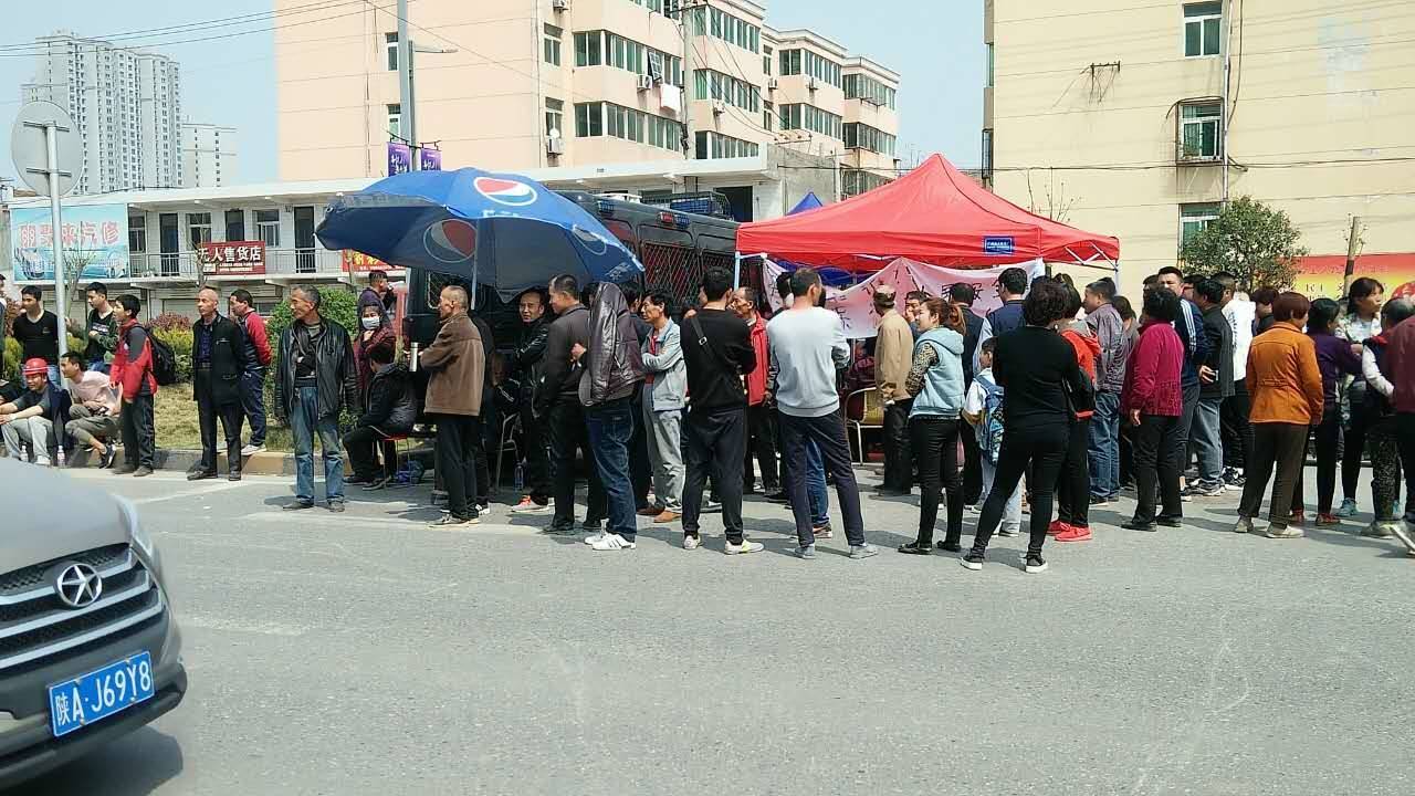 村民们聚集在村口守护家园,不让拆迁办进村。(村民提供)