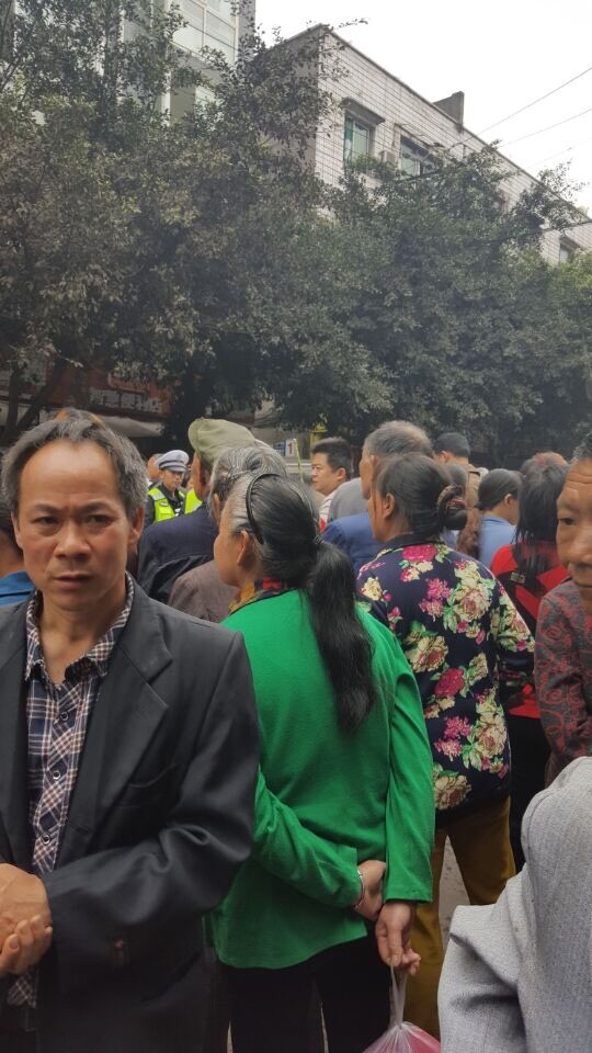 4月7日,是四川瀘州太伏中學學生趙鑫死亡第七天,上千名民眾聚集在校門口前討公道。(當地民眾提供)