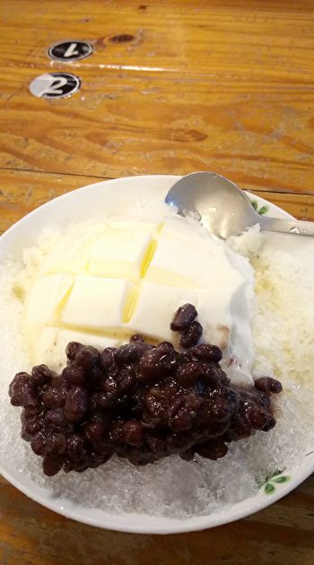 臺灣‧台南五妃廟口的杏仁豆腐冰是當地著名小吃。（羅蓉蓉／大紀元）