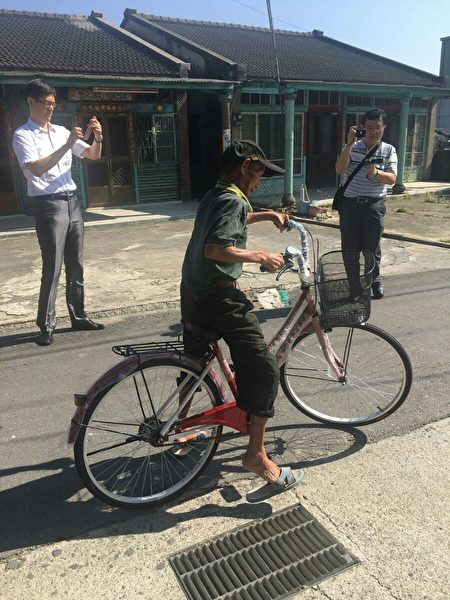 4月19日下午，嘉义县议会议长张明达至东石乡颜姓老翁住处，赠送全新之脚踏车乙台，老翁当场开心地骑着脚踏车。（嘉义县议会提供）