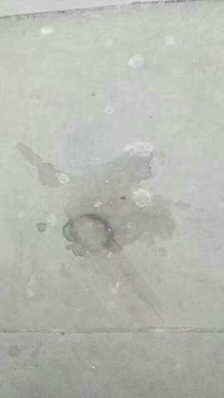 趙鑫事發現場,血跡與遺體分別處於不同的地方。(受訪者提供)