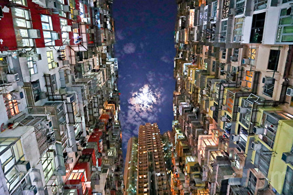 位于香港鲗鱼涌的“怪兽大厦”，曾被《变形金刚》和《攻壳机动队》等好莱坞影片取景拍摄。（余钢/大纪元）