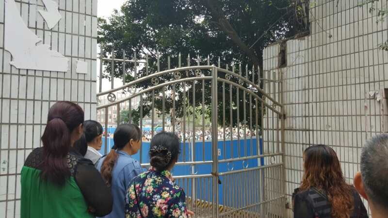4月7日,是四川瀘州太伏中學學生趙鑫死亡第七天,上千名民眾聚集在校門口前討公道。(當地民眾提供)
