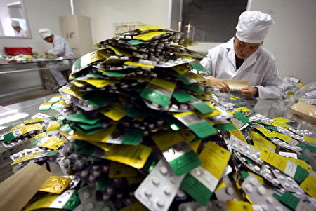 中國是世界上最大的假藥生產國之一，幾乎所有類別的藥品都能找出假藥來。圖為廣西桂林製藥廠。 (FREDERIC J. BROWN/AFP/Getty Images)
