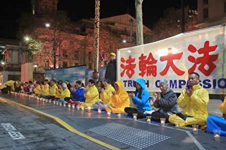 2017年4月25日晚，墨尔本法轮功学员在市政广场举行烛光守夜活动。（陈明／大纪元）
