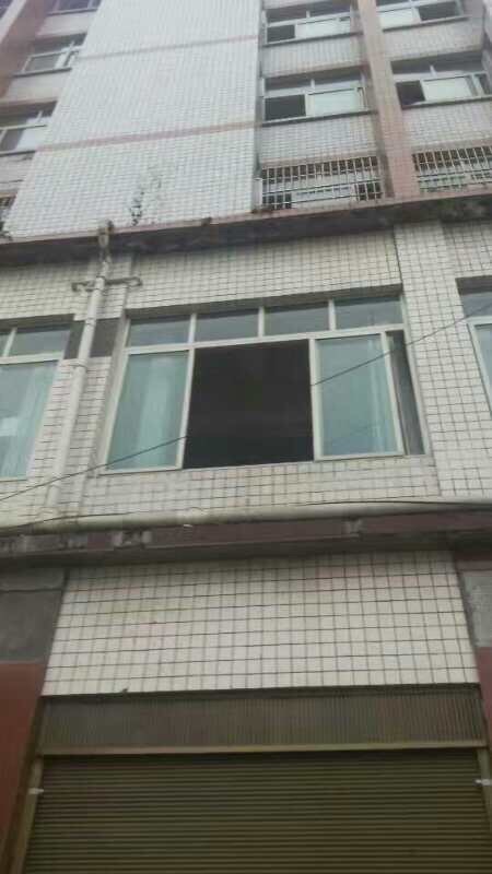 趙鑫事發現場,血跡與遺體分別處於不同的地方。(受訪者提供)