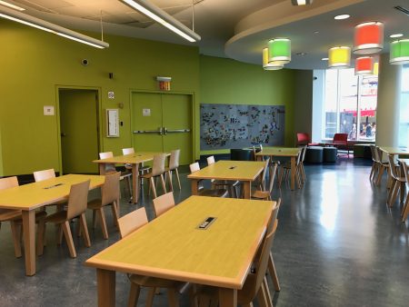 法拉盛图书馆儿童阅览室装修一新，重新开放。