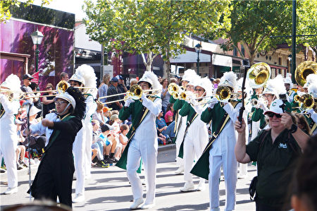 2017年4月16日，澳洲維州著名金礦班迪戈舉行復活節盛裝大遊行。（大紀元）