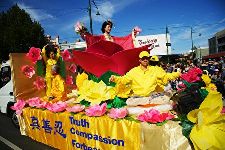 2017年4月16日，澳洲維州著名金礦班迪戈舉行復活節盛裝大遊行。（大紀元）
