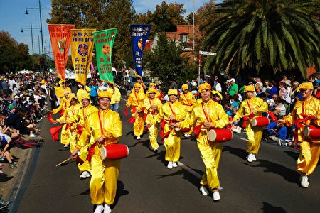 2017年4月16日，澳洲維州著名金礦班迪戈舉行復活節盛裝大遊行。圖為法輪功學員表演的腰鼓。（大紀元）